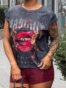 SAYEHFBABY 女款 2 件套修身唇印圓領無袖 T 恤與紅色 PU 皮革短褲，深灰色夏季街頭風電音派對短套裝 - 彩色 - 查看 7