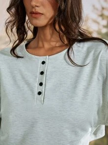 Exploreva Kaos Outdoor Wanita Warna Abu-abu Muda dengan Kerah Setengah Terbuka dan Potongan Pendek - Light Grey - View 6