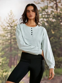 Exploreva Kaos Outdoor Wanita Warna Abu-abu Muda dengan Kerah Setengah Terbuka dan Potongan Pendek - Light Grey - View 5