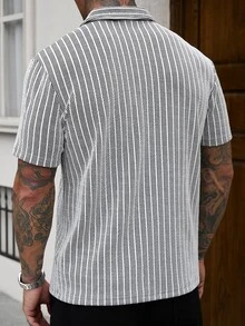 Calvornis 秋季男士成熟休閒風黑白條紋針織提花布料小V領微寬鬆POLO衫 - 黑與白 - 查看 2