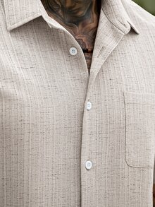 Manfinity CasualCool Men's Beige Summer Casual Vacation Short Sleeve Shirt And Elastic Waist Shorts Set,Solid Color Striped Textured Old Money Style Outfits For Travel - Khaki - View 6