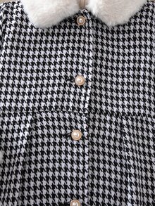 SHEIN فتاة صغيرة ملابس كاجوال من مزيج الصوف مع ياقة من الفرو الصناعي وتصميم مربعات منسوجة مع رقعات - أبيض وأسود - مشاهدة 5