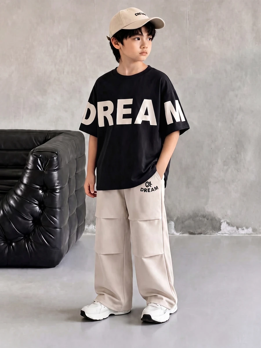 SHEIN 青少年男孩字母印花短袖T恤與口袋長褲休閒日常套裝 - 彩色 - 查看 1