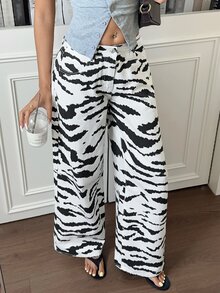 Rivivi Celana Jeans Denim Kasual Longgar Kaki Lebar dengan Saku Motif Zebra untuk Wanita - Hitam dan Putih - View 5