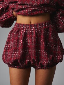 MISSGUIDED شورتات قصيرة من التويد بنقشة مربعات مع حافة فقاعية وخصر مطاطي وحافة مجمعة، أسلوب احتفالي لحفلات العطلات في فصل الخريف والشتاء - الأحمر - مشاهدة 2
