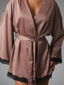 MISSGUIDED روب ساتان ملفوف مع حافة دانتيل سوداء وأكمام جرس وحزام بأسلوب كيمونو بطول قصير ملابس منزلية - كاكي - مشاهدة 3