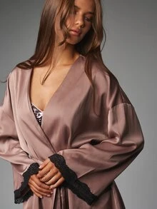 MISSGUIDED روب ساتان ملفوف مع حافة دانتيل سوداء وأكمام جرس وحزام بأسلوب كيمونو بطول قصير ملابس منزلية - كاكي - مشاهدة 4