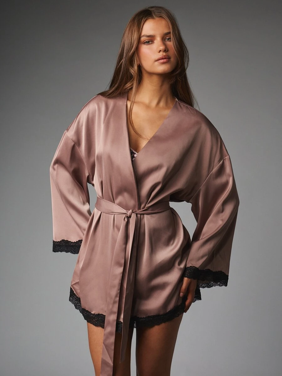 MISSGUIDED روب ساتان ملفوف مع حافة دانتيل سوداء وأكمام جرس وحزام بأسلوب كيمونو بطول قصير ملابس منزلية - كاكي - مشاهدة 1