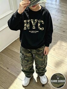 2件組小男孩酷英文字母圖案經典迷彩滿版印花圓領衛衣與工裝褲套裝，適合假日派對、春秋冬季、穿著輕鬆舒適、秋季首選、時尚休閒穿搭、秋冬街頭風、戶外休閒套裝、返校派對、適合戶外 - 彩色 - 查看 3
