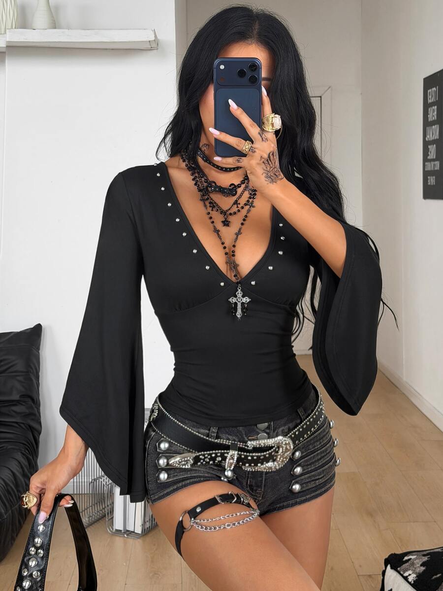 Coolane 女款秋季舒適彈性保暖街頭風休閒個性黑色深V領鉚釘喇叭袖修身T恤上衣 - 黑色 - 查看 1