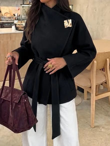 Aloruh 女士优雅单扣腰带长袖大衣，秋冬季时尚教师黑色大衣，不对称领设计，配有腰带和显瘦金属扣装饰，优雅百搭，适合通勤穿着。 - 黑色 - 查看 5