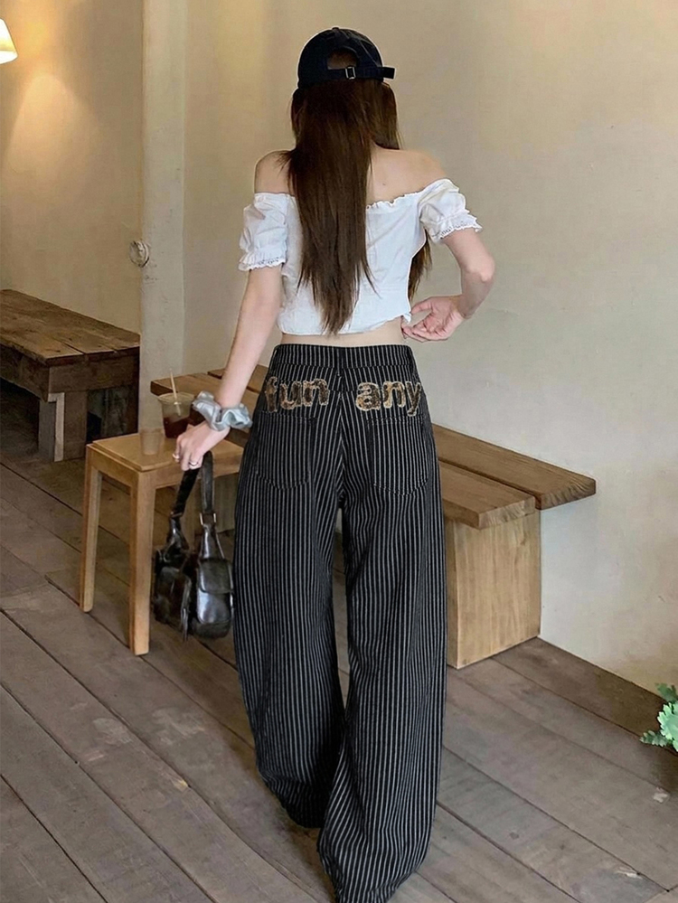 DAZY Celana Jeans Denim Wanita Model Lebar Longgar Kasual dengan Motif Kamuflase dan Patchwork Huruf - Hitam - View 2
