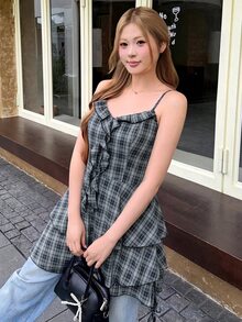 Bijouette 女款大尺碼格紋細肩帶洋裝，優雅浪漫日常簡約舒適，Zanying櫻花季末班車限量版，大尺碼棕色格紋細肩帶洋裝，復古V領荷葉邊設計，收腰不對稱層次裙擺，大尺碼棕色洋裝 - 深灰色 - 查看 5