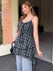 Bijouette 女款大尺碼格紋細肩帶洋裝，優雅浪漫日常簡約舒適，Zanying櫻花季末班車限量版，大尺碼棕色格紋細肩帶洋裝，復古V領荷葉邊設計，收腰不對稱層次裙擺，大尺碼棕色洋裝 - 深灰色 - 查看 6