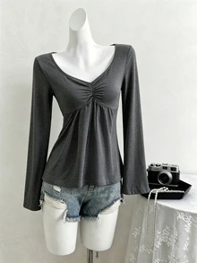 SHEIN Sparklyn 1 Buah Kaos Remaja Perempuan Warna Abu-abu Gelap dengan Garis Leher Berbentuk Hati, Desain Menonjolkan Tulang Selangka yang Indah, dan Pinggang Berkerut untuk Menutupi Perut - Dark Grey - View 3