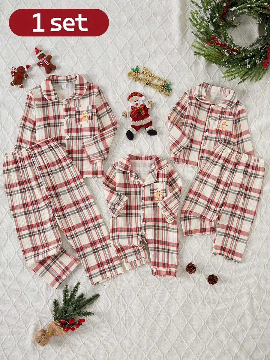 SHEIN Vintaside Kids 聖誕秋冬男嬰套裝 時尚復古紅黑格紋 可愛薑餅人口袋熱轉印印花 柔軟舒適雙層皺褶布料 彼得潘領長袖居家休閒褲裝 - 杏色 - 查看 1