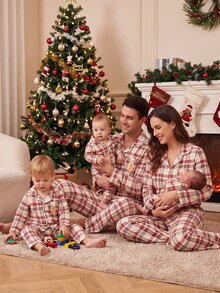 SHEIN Vintaside Kids 聖誕秋冬男嬰套裝 時尚復古紅黑格紋 可愛薑餅人口袋熱轉印印花 柔軟舒適雙層皺褶布料 彼得潘領長袖居家休閒褲裝 - 杏色 - 查看 6