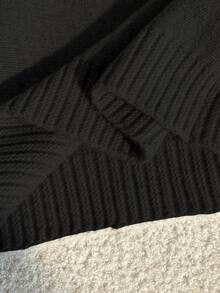 SHEIN 1件青少年女孩時尚露肩寬鬆慵懶黑色馬刺繡圖案灰色蝙蝠袖短版套頭毛衣，正厚度，整齊下擺，緊口袖口，細膩質感，舒適貼身，純色簡約百搭，適合日常穿著、上學、購物、派對、居家等場合，秋冬穿搭 - 黑色 - 查看 4