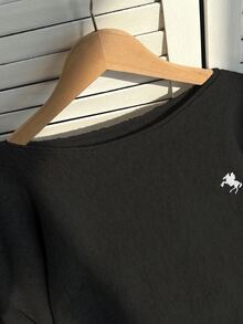 SHEIN 1件青少年女孩時尚露肩寬鬆慵懶黑色馬刺繡圖案灰色蝙蝠袖短版套頭毛衣，正厚度，整齊下擺，緊口袖口，細膩質感，舒適貼身，純色簡約百搭，適合日常穿著、上學、購物、派對、居家等場合，秋冬穿搭 - 黑色 - 查看 5
