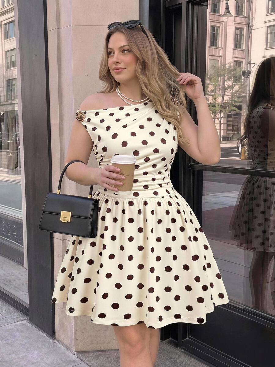 SHEIN MOD 大尺碼女款棕色不對稱肩中長洋裝,秋季女裝派對洋裝,優雅女士洋裝,獨特秋季無袖迷你洋裝,柔軟亮面布料,金屬花朵裝飾,優雅修身腰線,溫柔彈性光滑質感,展現女性魅力,精緻外觀,抗皺布料,微光澤 - 杏色 - 查看 1