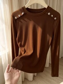 Rusticease 女款秋冬純色圓領長袖鈕扣設計休閒優雅T恤，日常上班辦公穿搭，棕色系 - 棕色 - 查看 3
