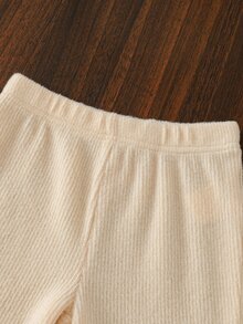 SHEIN Elladie kids 女嬰春秋冬季淺杏色仿針織抓絨布長袖T恤與褲子套裝，蕾絲飾領、草莓刺繡貼花與3D蝴蝶結設計，適合日常休閒度假甜美可愛穿搭 - 杏色 - 查看 8