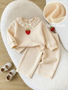 SHEIN Elladie kids 女嬰春秋冬季淺杏色仿針織抓絨布長袖T恤與褲子套裝，蕾絲飾領、草莓刺繡貼花與3D蝴蝶結設計，適合日常休閒度假甜美可愛穿搭 - 杏色 - 查看 1