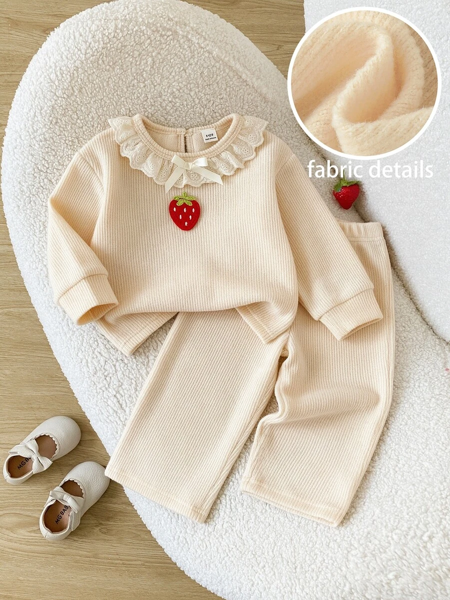 SHEIN Elladie kids 女嬰春秋冬季淺杏色仿針織抓絨布長袖T恤與褲子套裝,蕾絲飾領、草莓刺繡貼花與3D蝴蝶結設計,適合日常休閒度假甜美可愛穿搭 - 杏色 - 查看 1