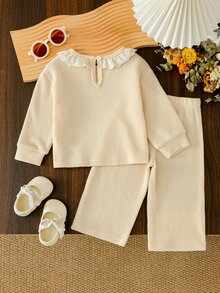 SHEIN Elladie kids 女嬰春秋冬季淺杏色仿針織抓絨布長袖T恤與褲子套裝，蕾絲飾領、草莓刺繡貼花與3D蝴蝶結設計，適合日常休閒度假甜美可愛穿搭 - 杏色 - 查看 2