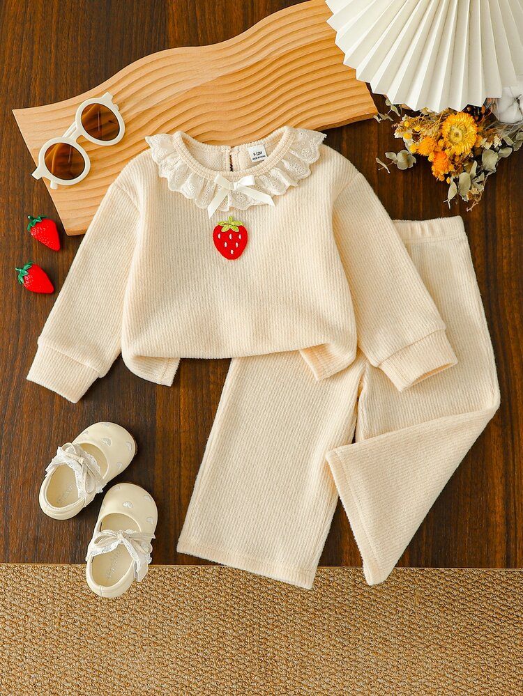 SHEIN Playful Pals Set Kaos Lengan Panjang dan Celana Bayi Perempuan Musim Semi Musim Gugur Musim Dingin Warna Apricot Muda Bahan Fleece Imitasi Sweater dengan Kerah Renda, Bordir Patch Stroberi dan Pita 3D, Cocok untuk Pakaian Kasual Harian Liburan Manis Lucu - Aprikot - View 5
