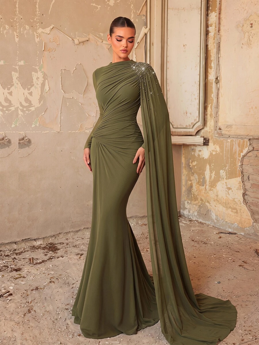 Aureia فستان سهرة رسمي أنيق باللون الأخضر الزيتوني محبوك بأكمام طويلة مزين بالخرز وكشكشة وياقة وهمية وخصر مجعد بتصميم نحيف - اخضر زيتون - مشاهدة 1