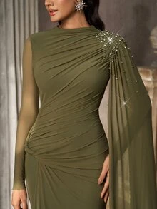 Aureia فستان سهرة رسمي أنيق باللون الأخضر الزيتوني محبوك بأكمام طويلة مزين بالخرز وكشكشة وياقة وهمية وخصر مجعد بتصميم نحيف - اخضر زيتون - مشاهدة 5
