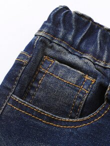 SHEIN 男童開學季校園風做舊丹寧牛仔褲，深色復古水洗，卡通熊貼布繡與 SKATER 字母貼布繡，秋季街頭休閒校園長褲 - 深色水洗藍 - 查看 4