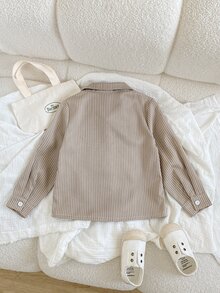 SHEIN Playful Pals 小男孩休閒舒適長袖襯衫，精緻恐龍刺繡，可搭配休閒T恤與休閒長褲，適合日常休閒穿著、校園百搭，適用秋冬季節、度假、旅行、放鬆、曬日光浴、夏季 - 棕色 - 查看 2