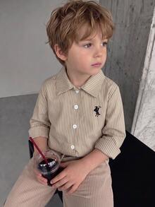 SHEIN Playful Pals 小男孩休閒舒適長袖襯衫，精緻恐龍刺繡，可搭配休閒T恤與休閒長褲，適合日常休閒穿著、校園百搭，適用秋冬季節、度假、旅行、放鬆、曬日光浴、夏季 - 棕色 - 查看 1