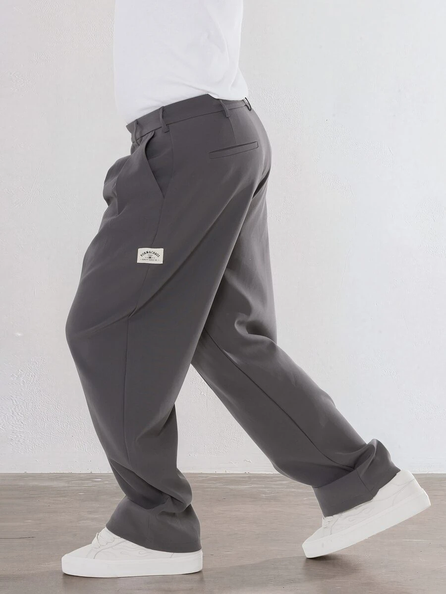 FORM&CHAOS Pantalones largos casuales de pierna ancha y corte holgado para hombre, unicolor, con diseño de doble bolsillo, plisado y parche con letra - Gris Oscuro - Ver 1