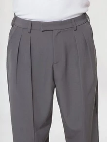 FORM&CHAOS Pantalones largos casuales de pierna ancha y corte holgado para hombre, unicolor, con diseño de doble bolsillo, plisado y parche con letra - Gris Oscuro - Ver 7
