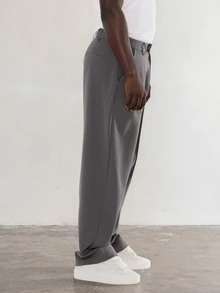 FORM&CHAOS Pantalones largos casuales de pierna ancha y corte holgado para hombre, unicolor, con diseño de doble bolsillo, plisado y parche con letra - Gris Oscuro - Ver 6