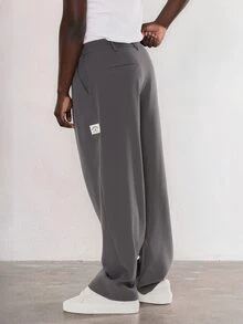 FORM&CHAOS Pantalones largos casuales de pierna ancha y corte holgado para hombre, unicolor, con diseño de doble bolsillo, plisado y parche con letra - Gris Oscuro - Ver 2