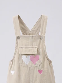 SHEIN Elladie kids 女童牛仔吊帶褲，四季新款，休閒百搭，復古牛仔卡其色，粉色與白色愛心刺繡，寬鬆直筒版型，舒適優質棉質牛仔布，日常穿著，時尚百搭造型，四季女童牛仔吊帶褲 - 卡其色 - 查看 5