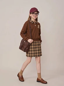 SHEIN 少女可愛熊圖案格紋 Polo 領套頭運動衫搭配羊毛格紋迷你裙套裝，復古美拉德風自然慵懶街頭穿搭，適合校園與秋季穿搭，萬聖節與聖誕節完美選擇 - 棕色 - 查看 4