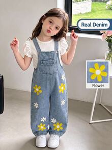 SHEIN Genkimix Kids 女童牛仔吊帶褲，全新四季款，可愛俏皮設計，復古淺藍牛仔布搭配黃色+白色雛菊印花與雪洗效果，時尚寬鬆直筒版型，柔軟舒適面料，百搭日常穿著，適合度假、派對及其他外出場合 - 淺色水洗藍 - 查看 4