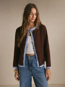 Poéselle 女款巧克力棕色對比飾邊針織開襟衫－圓領長袖毛衣，配淺藍色鉤編飾邊與愛心形鈕扣，秋冬款 - 咖啡棕 - 查看 6