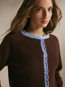 Poéselle 女款巧克力棕色對比飾邊針織開襟衫－圓領長袖毛衣，配淺藍色鉤編飾邊與愛心形鈕扣，秋冬款 - 咖啡棕 - 查看 4