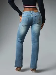 BABYPHAT JEANS DE CINTURA BAJA CON CORTE ACAMPANADO Y DETALLE DE ABERTURA Y BOLSILLO - Azul - Ver 1