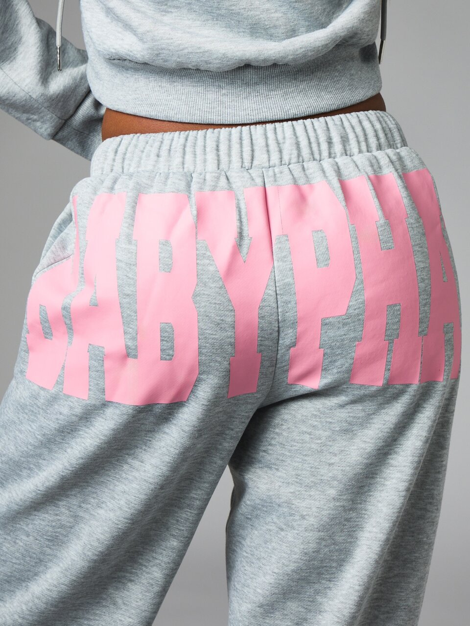 BABYPHAT Logo-Jogginghose mit weitem Bein, Po-Muster, Kordelzugbund, lässige Fleece-Joggerhose, Lounge-Wear für Herbst und Winter