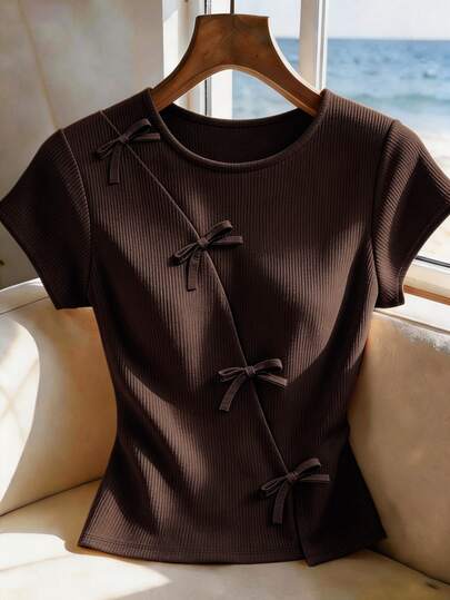SHEIN Franclia Camiseta de manga corta con cuello redondo y decoración de lazo para mujer, Pascua, verano, blusa elegante para mujer, vacaciones, top para ir al trabajo, uso diario