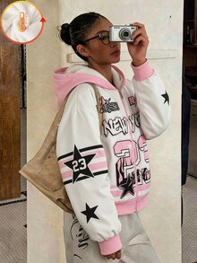 SHEIN 女童連帽抓絨內裡夾克，秋冬新款街頭風 NEW YORK 字母與數字 23 印花外套，對比色羅紋袖口，寬鬆拉鍊前開式棒球夾克，羊羔絨內裡，休閒加厚上衣 - 粉色 - 查看 3