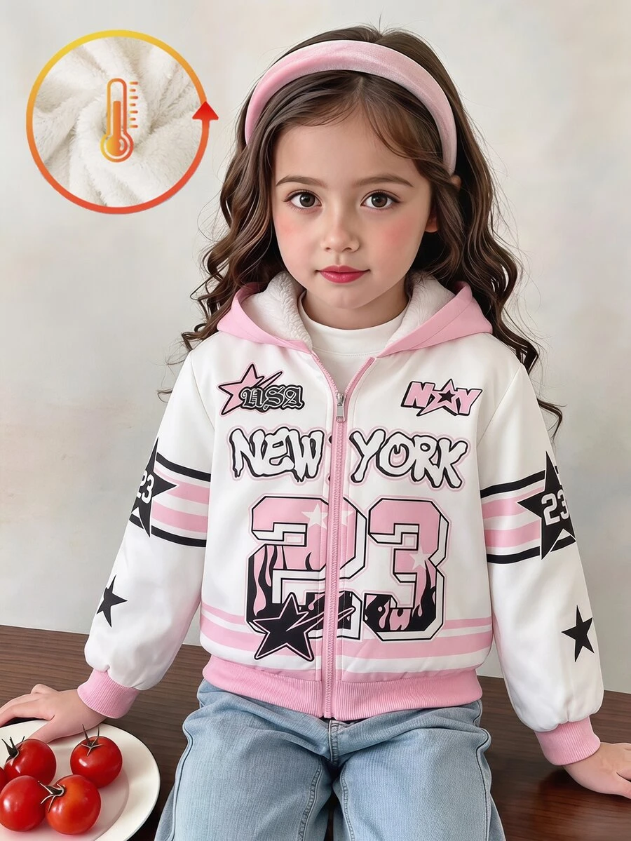 SHEIN 女童連帽抓絨內裡夾克,秋冬新款街頭風 NEW YORK 字母與數字 23 印花外套,對比色羅紋袖口,寬鬆拉鍊前開式棒球夾克,羊羔絨內裡,休閒加厚上衣 - 粉色 - 查看 1
