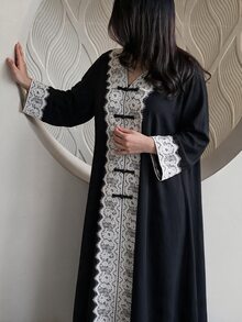 Al Najma 大尺碼女款黑色梭織長袖白色蕾絲飾邊青蛙鈕扣直筒寬鬆優雅浪漫洋裝 - 彩色 - 查看 3